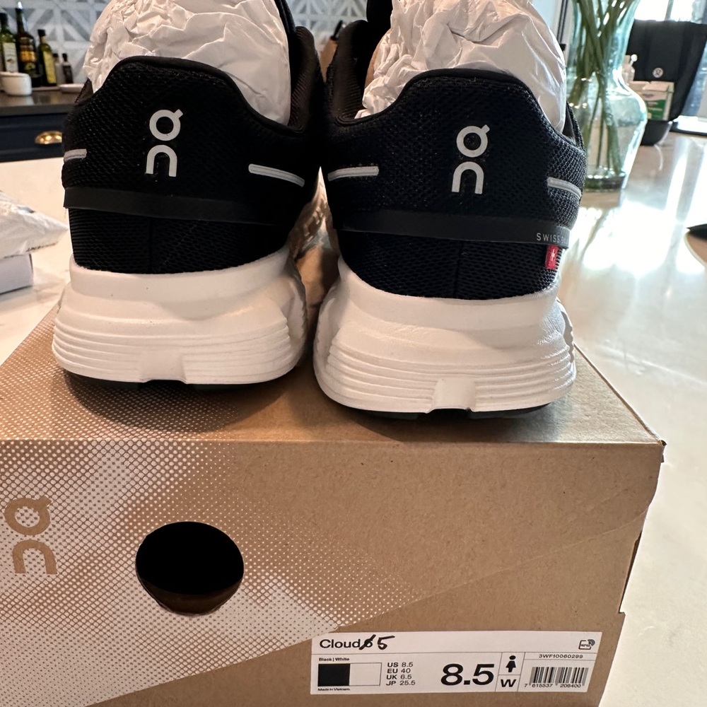 On Cloud 5 Women's Athletic Shoes - Black/White
